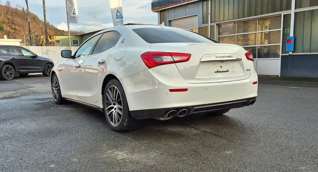 Gebraucht Maserati Ghibli 330 PS (242 kW) 2015 Weiß Limousine