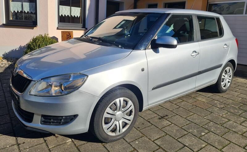 Silber Gebraucht 2011 Skoda Fabia Ambiente Kleinwagen | 3.700 € (Fairer Preis) - Bild 1/4