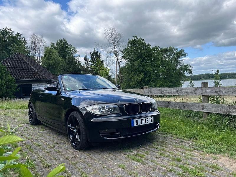 Schwarz Gebraucht 2009 BMW 118 Cabriolet Cabrio | 8.900 € - Bild 1/4
