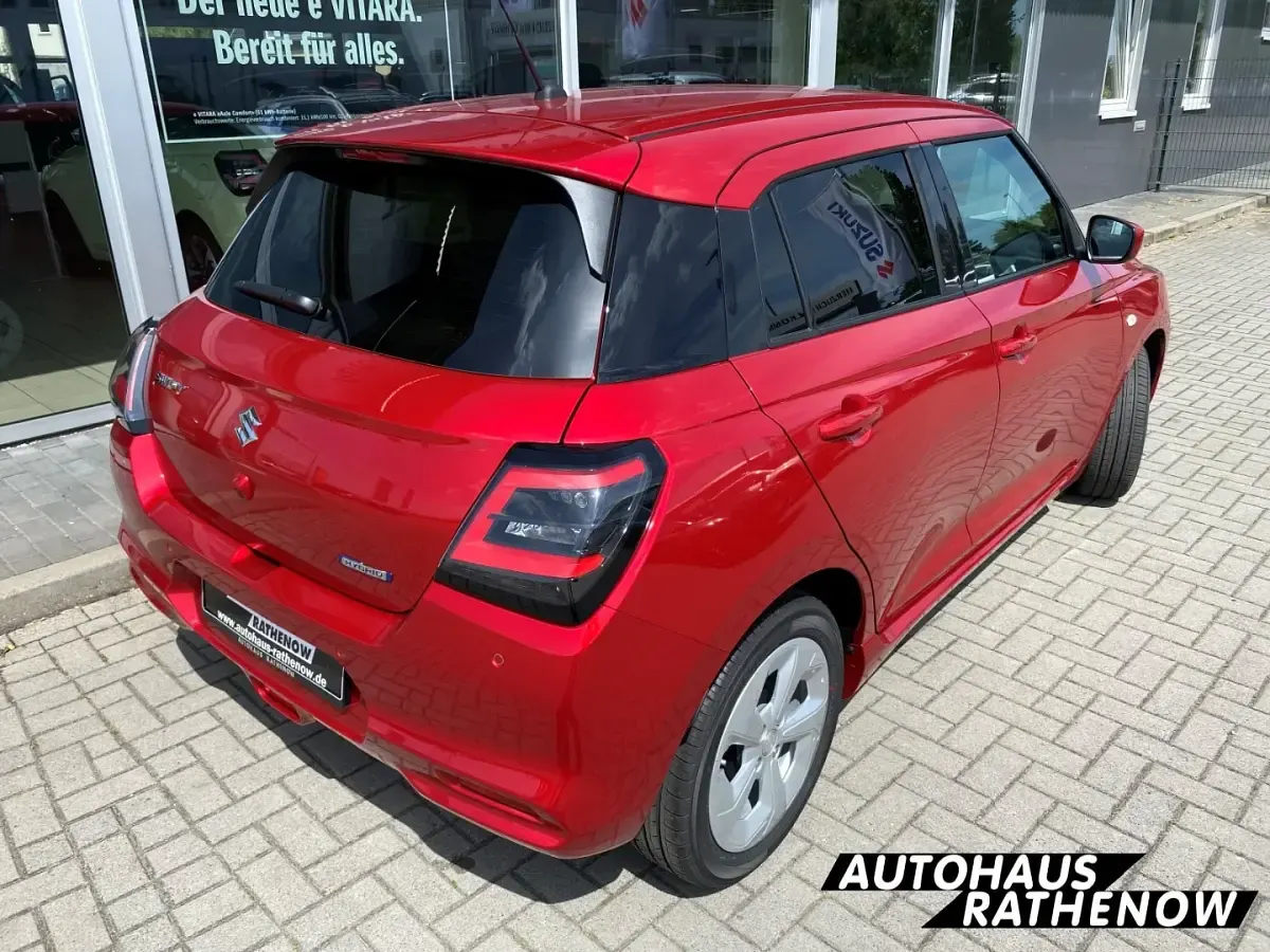 Neu Suzuki Swift Comfort 83 PS (61 kW) 2026 Burning red pearl metallic Kleinwagen