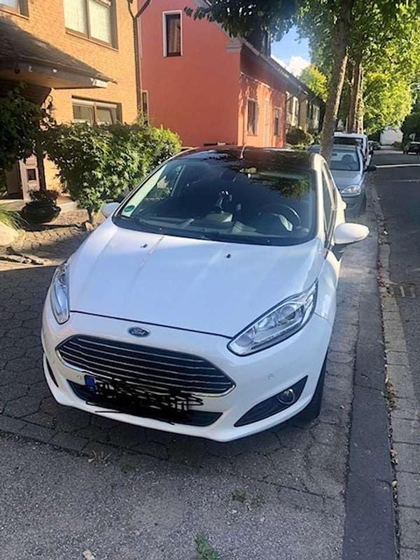 Weiß Gebraucht 2016 Ford Fiesta Titanium Kleinwagen | 6.200 € (Guter Preis) - Bild 1/4
