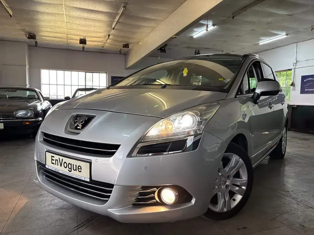 Gebraucht Peugeot 5008 Platinum 150 PS (110 kW) 2011 Silber Van / Kleinbus