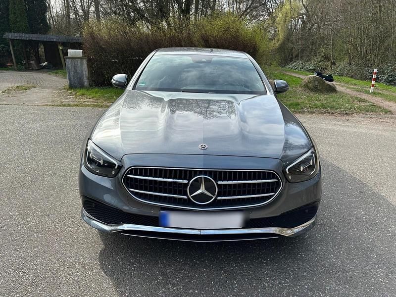 Grau Gebraucht 2021 Mercedes E200 Avantgarde Limousine | 25.900 € (Superpreis) - Bild 1/4