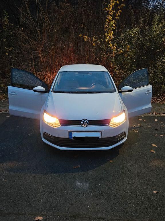 Weiß Gebraucht 2016 VW Polo Trendline Limousine | 8.000 € (Guter Preis) - Bild 1/4