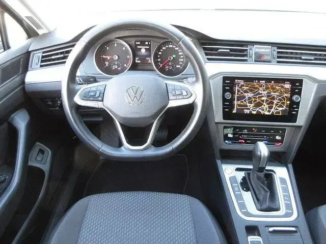 Gebraucht VW Passat 150 PS (110 kW) 2023 Grau Kombi