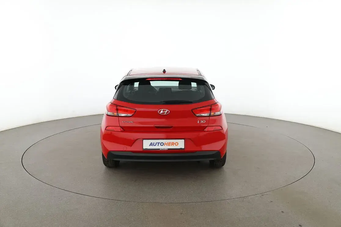 Gebraucht Hyundai i30 Select 101 PS (74 kW) 2017 Rot Limousine
