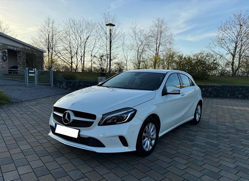 Weiß Gebraucht 2016 Mercedes A180 Edition Limousine | 14.800 € (Fairer Preis) - Bild 1/4