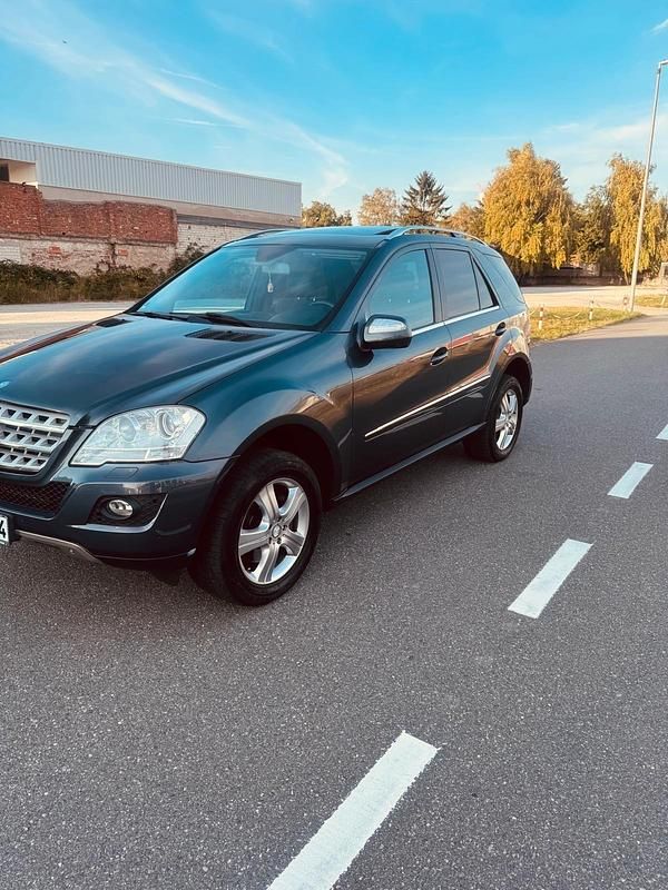 Grau Gebraucht 2010 Mercedes 350 SUV | 10.999 € (Etwas zu teuer) - Bild 1/4