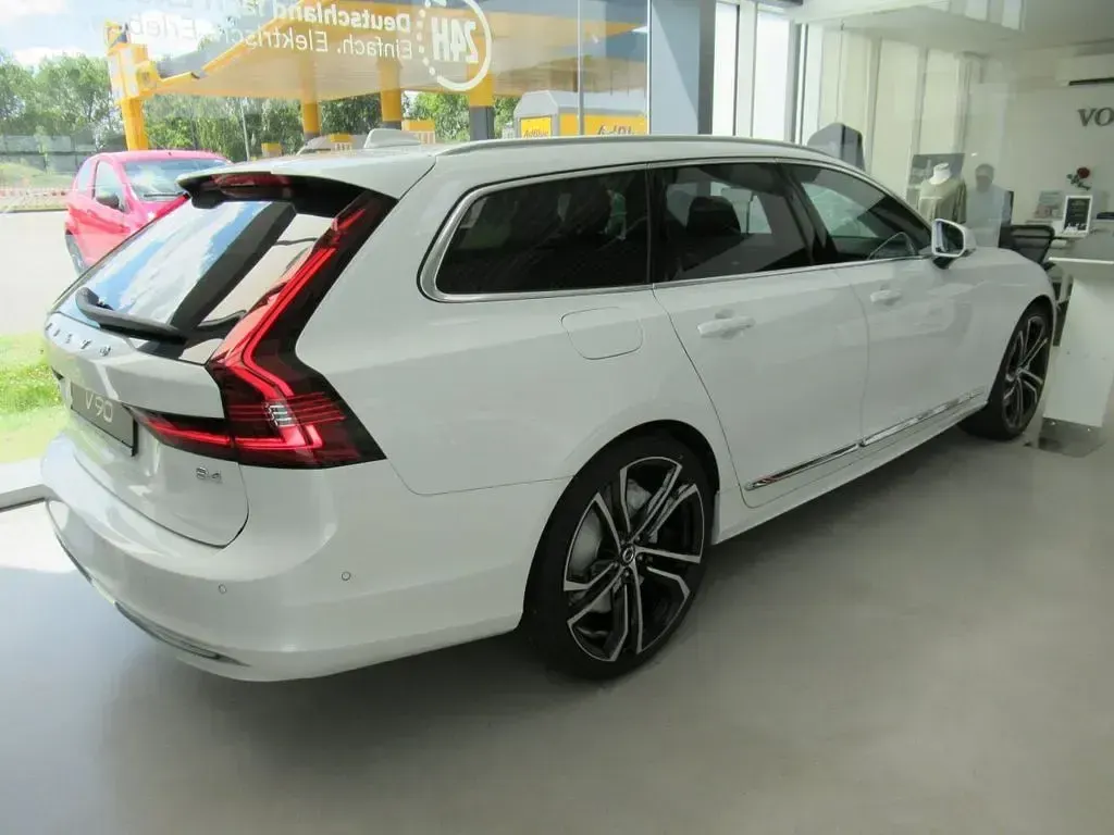 Gebraucht Volvo V90 Ultimate 197 PS (144 kW) 2025 Crystal white pearl Kombi