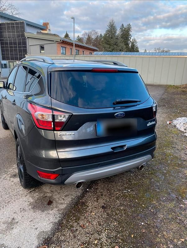Gebraucht Ford Kuga Titanium 150 PS (110 kW) 2017 Grau SUV