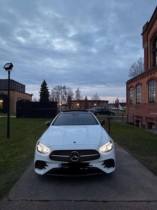 Gebraucht Mercedes E220 AMG 190 PS (139 kW) 2021 Weiß Coupé