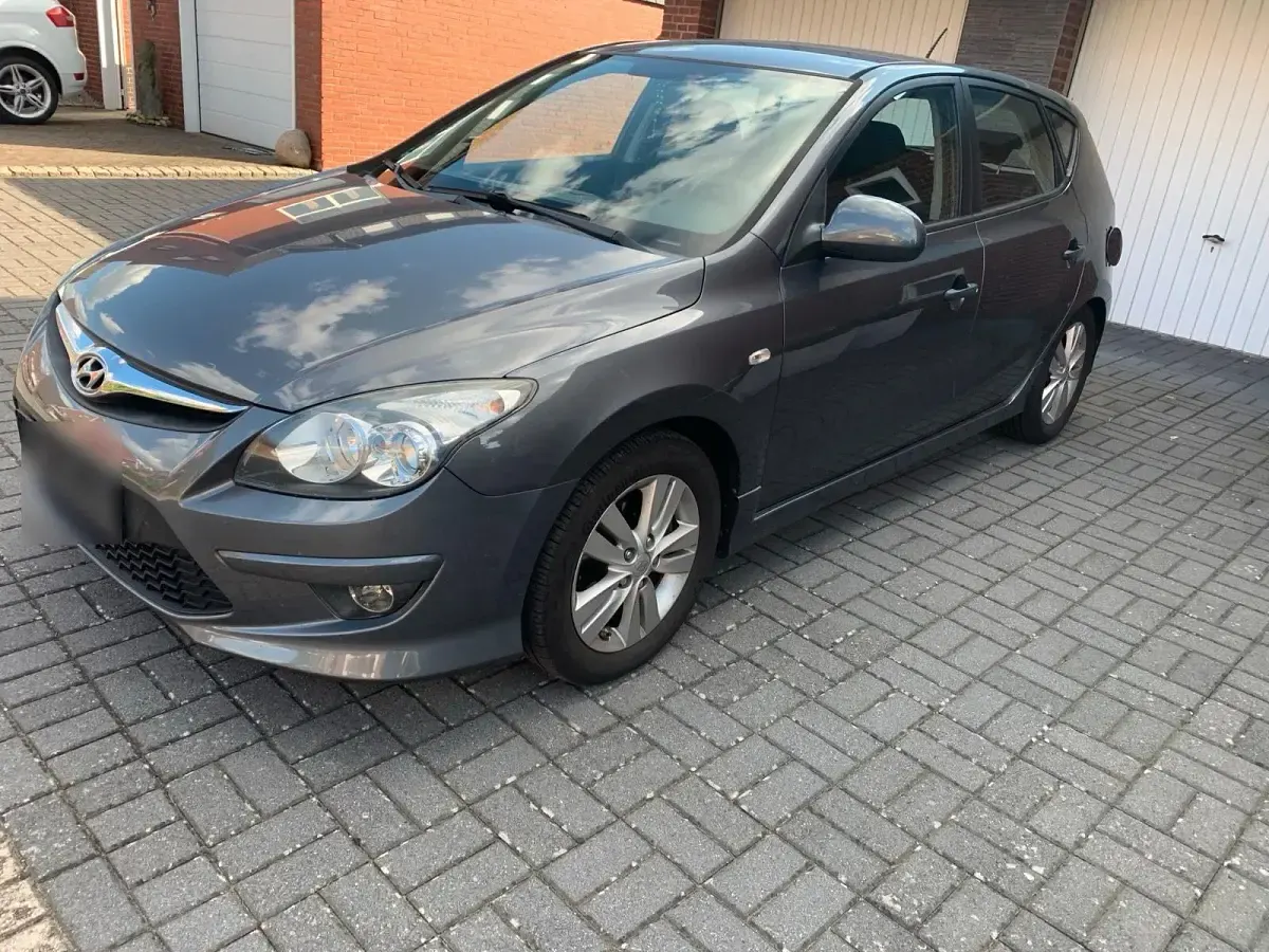 Gebraucht Hyundai i30 90 PS (66 kW) 2010 Grau Kleinwagen