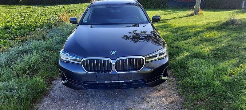 Grau Gebraucht 2023 BMW 520 Kombi | 36.300 € (Fairer Preis) - Bild 1/4