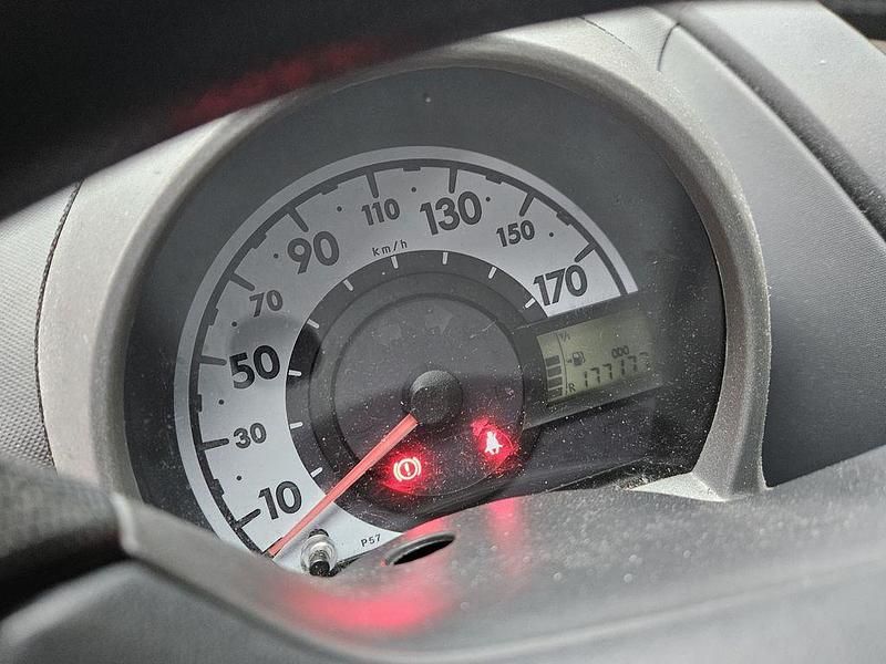 Rot Gebraucht 2006 Toyota Aygo Kleinwagen | 2.000 € (Fairer Preis) - Bild 1/4