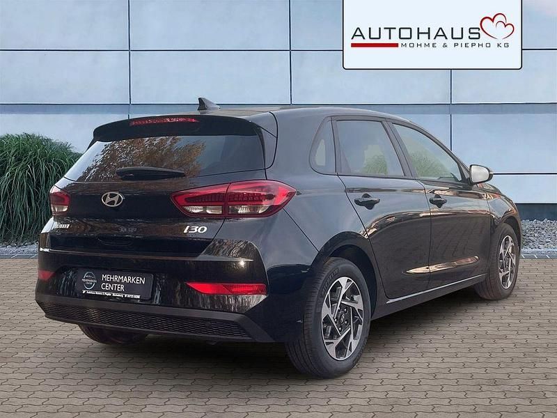 Neu Hyundai i30 98 PS (72 kW) 2025 Schwarz Limousine
