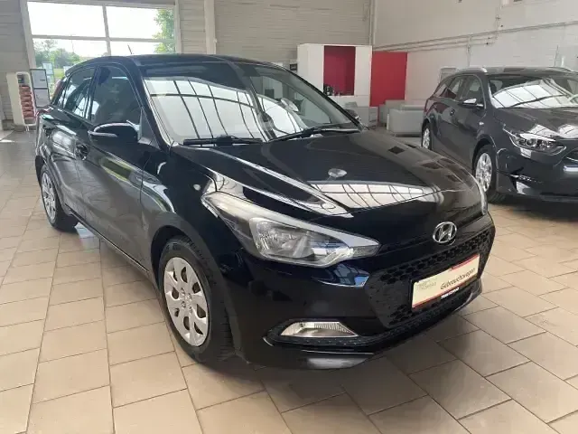 Gebraucht Hyundai i20 GO! 75 PS (55 kW) 2017 Schwarz Limousine