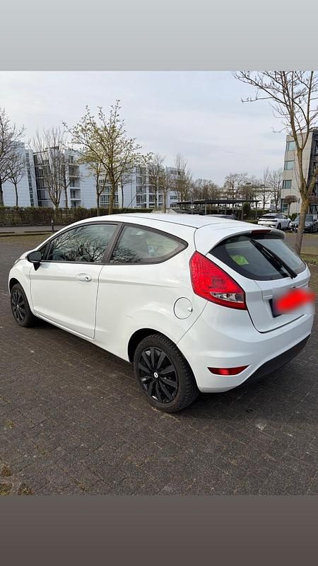 Gebraucht Ford Fiesta Trend 88 PS (64 kW) 2012 Weiß Kleinwagen