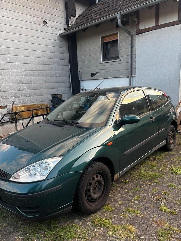 Grün Gebraucht 2001 Ford Focus Limousine | 800 € (Superpreis) - Bild 1/4