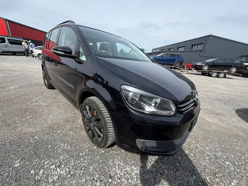Gebraucht VW Touran Trendline 105 PS (77 kW) 2015 Schwarz Van / Kleinbus