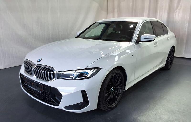 Weiß Gebraucht 2024 BMW 330 M Sport Limousine | 42.799 € (Fairer Preis) - Bild 1/4