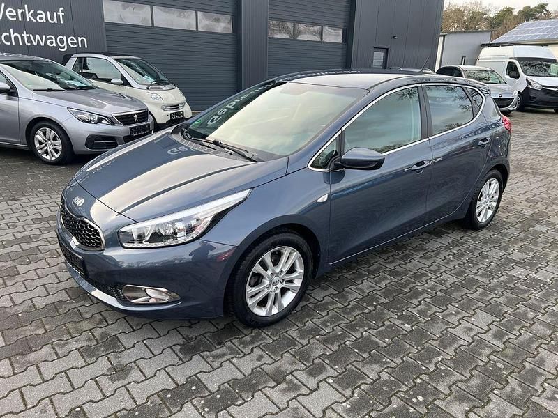 Gebraucht Kia Ceed DREAM-TEAM Edition 99 PS (72 kW) 2014 Blau Kleinwagen