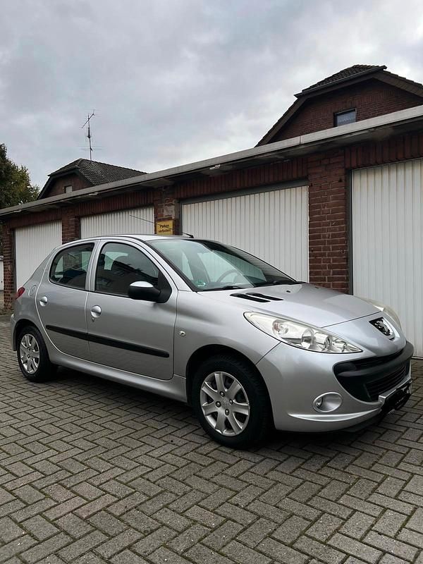 Silber Gebraucht 2010 Peugeot 206+ Kleinwagen | 2.200 € (Fairer Preis) - Bild 1/4