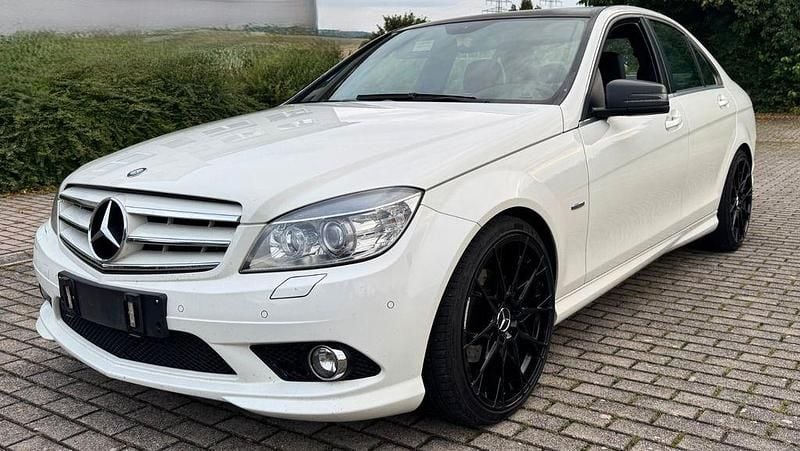 Weiß Gebraucht 2010 Mercedes C180 Avantgarde Limousine | 5.990 € (Guter Preis) - Bild 1/4