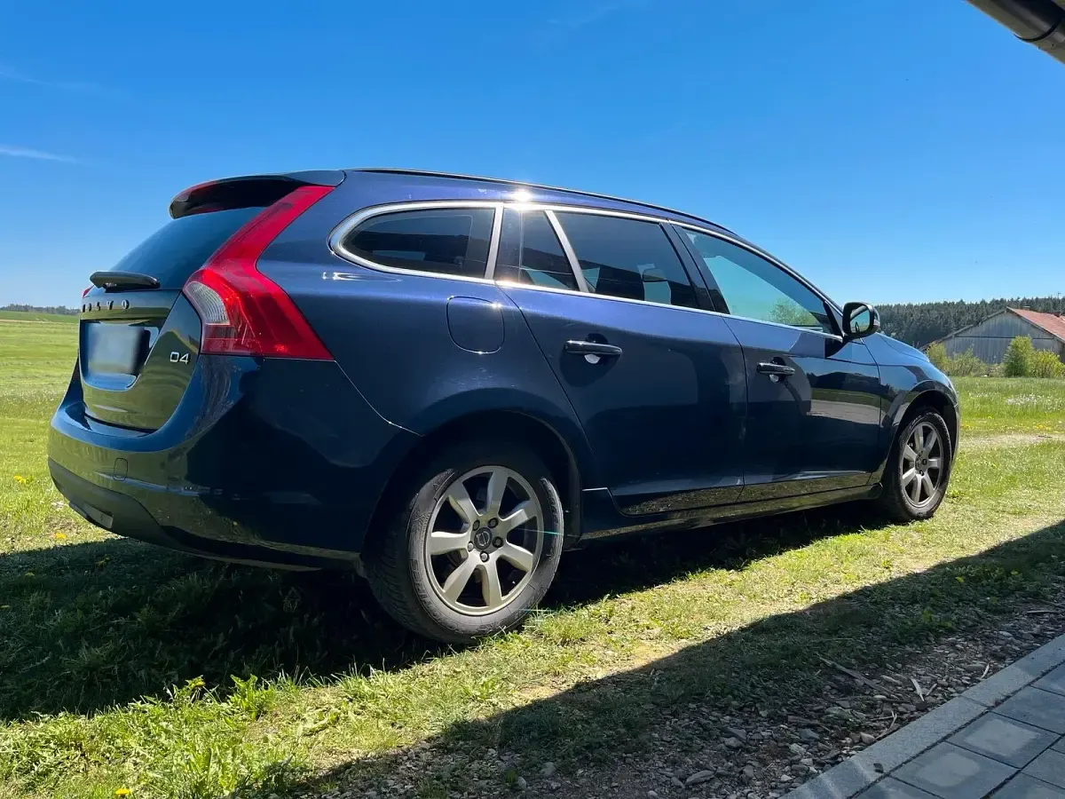 Gebraucht Volvo V60 163 PS (119 kW) 2014 Blau Kombi