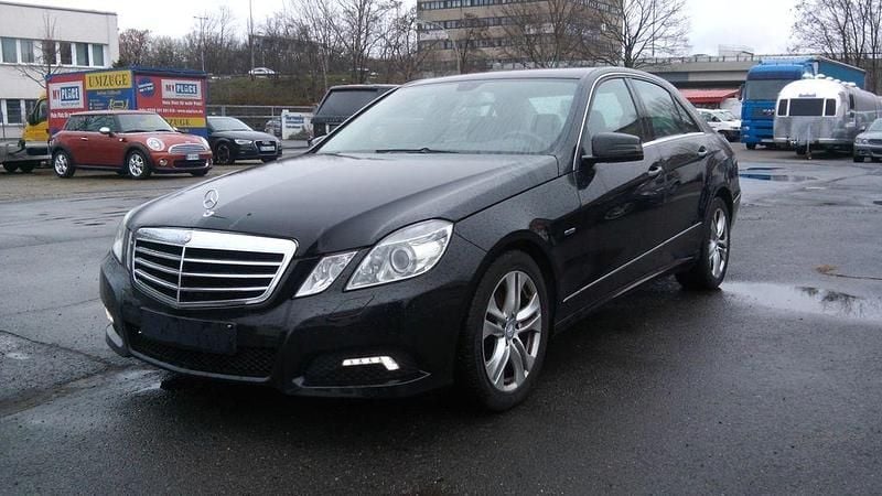 Schwarz Gebraucht 2009 Mercedes E250 Avantgarde Limousine | 13.685 € (Fairer Preis) - Bild 1/4