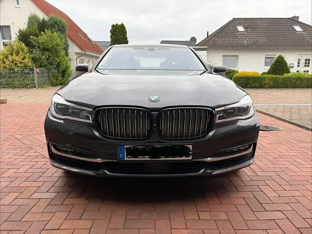 Gebraucht BMW 740 320 PS (235 kW) 2017 Grau Limousine