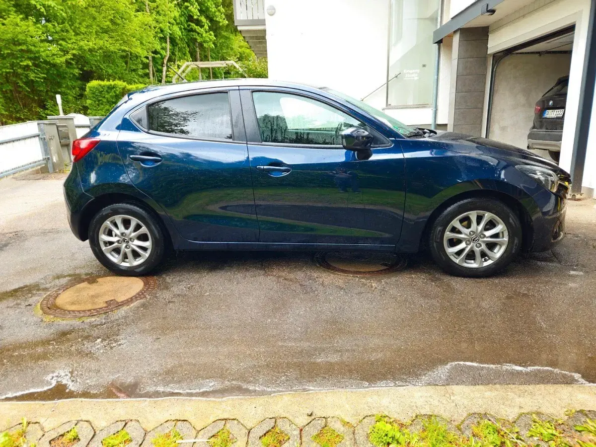 Gebraucht Mazda 2 Exclusive-Line 105 PS (77 kW) 2015 Blau Kleinwagen