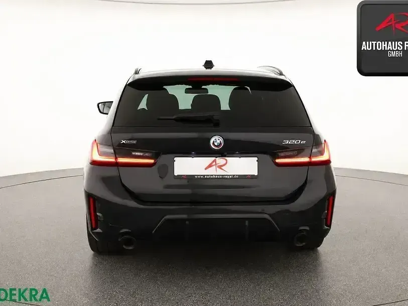 Gebraucht BMW 320e M Sport 204 PS (150 kW) 2022 Black sapphire Kombi