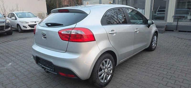 Gebraucht Kia Rio Edition 7 109 PS (80 kW) 2014 Silber Limousine