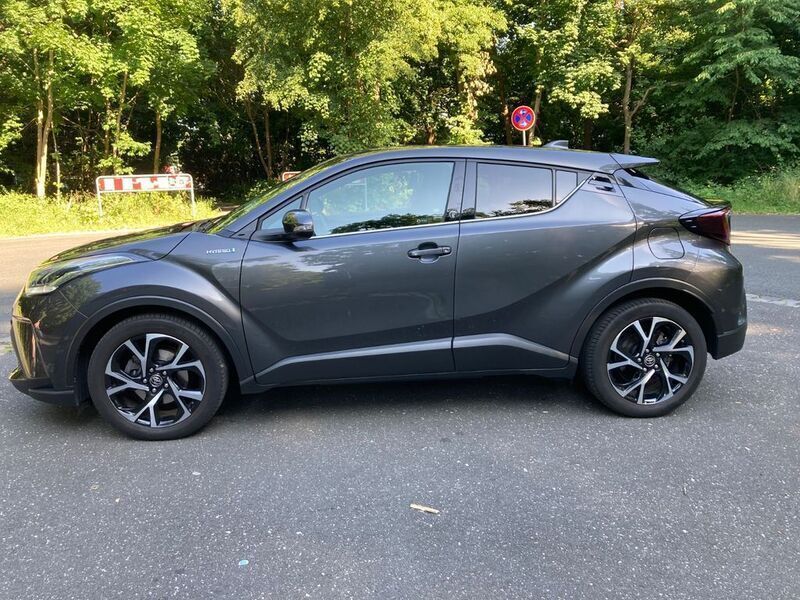 Grau Gebraucht 2021 Toyota C-HR Team SUV | 20.750 € (Fairer Preis) - Bild 1/4