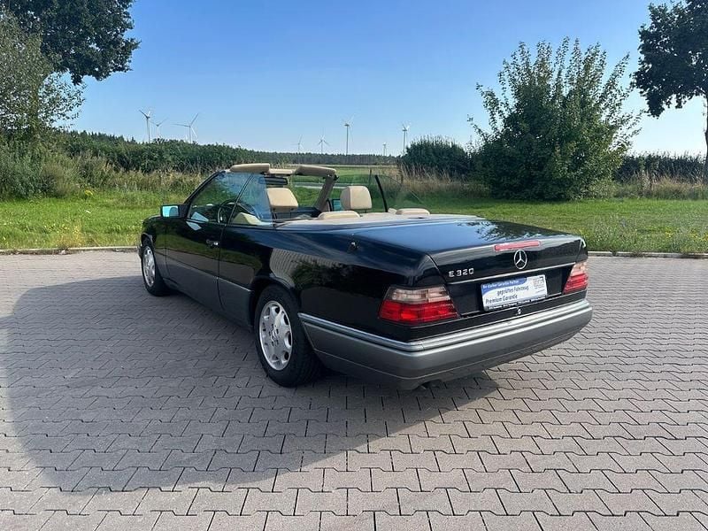 Second-hand Mercedes E320 220 CP (161 kW) 1995 Negru Cabrio
