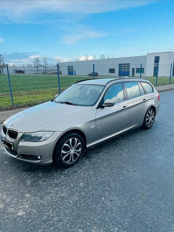 Gebraucht BMW 318 140 PS (102 kW) 2012 Braun Kombi