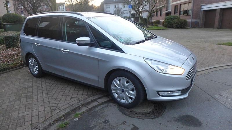 Silber Gebraucht 2015 Ford Galaxy Titanium Van / Kleinbus | 14.750 € (Fairer Preis) - Bild 1/4