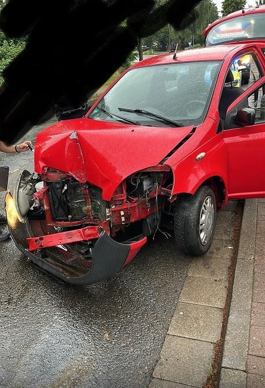 Rot Gebraucht 2001 Toyota Yaris Kleinwagen | 250 € - Bild 1/2