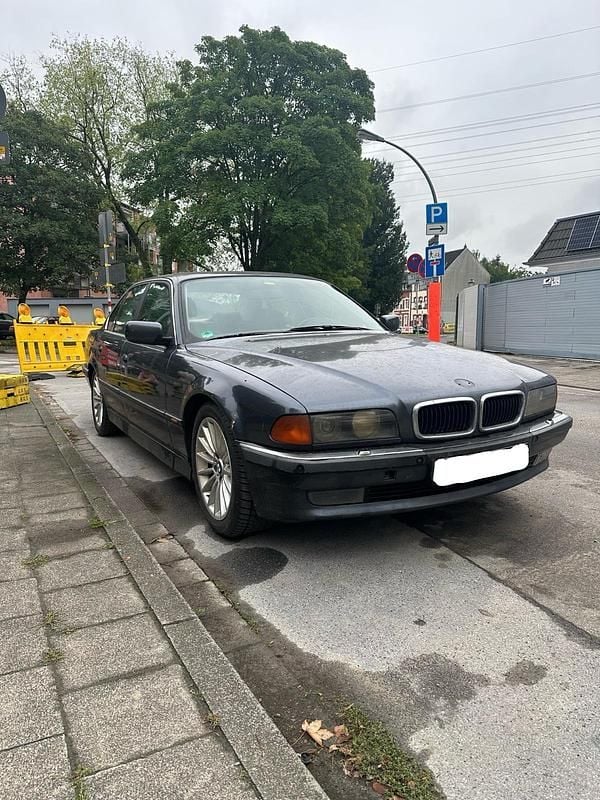 Grau Gebraucht 1994 BMW 740 Limousine | 8.000 € - Bild 1/4