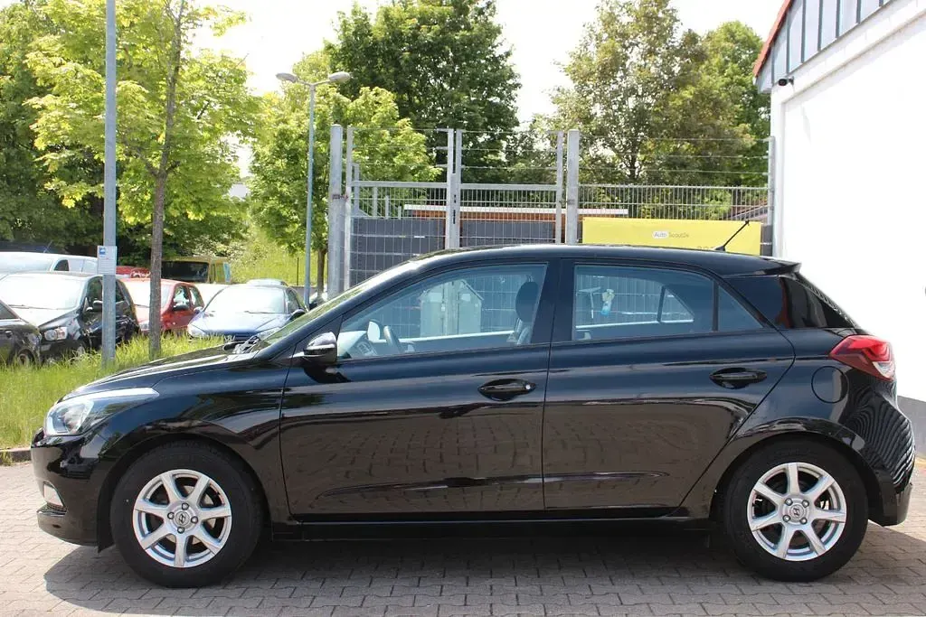 Gebraucht Hyundai i20 75 PS (55 kW) 2017 Schwarz Limousine