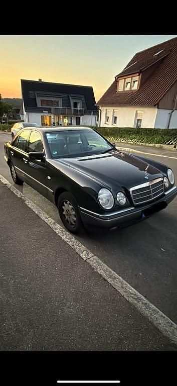 Schwarz Gebraucht 1999 Mercedes E200 Elegance Limousine | 4.999 € (Fairer Preis) - Bild 1/4