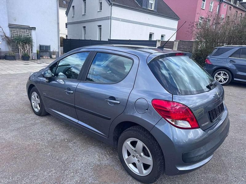 Gebraucht Peugeot 207 73 PS (53 kW) 2010 Grau Limousine