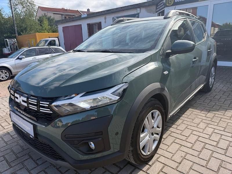 Grün Gebraucht 2023 Dacia Sandero Expression Kleinwagen | 16.990 € (Fairer Preis) - Bild 1/4