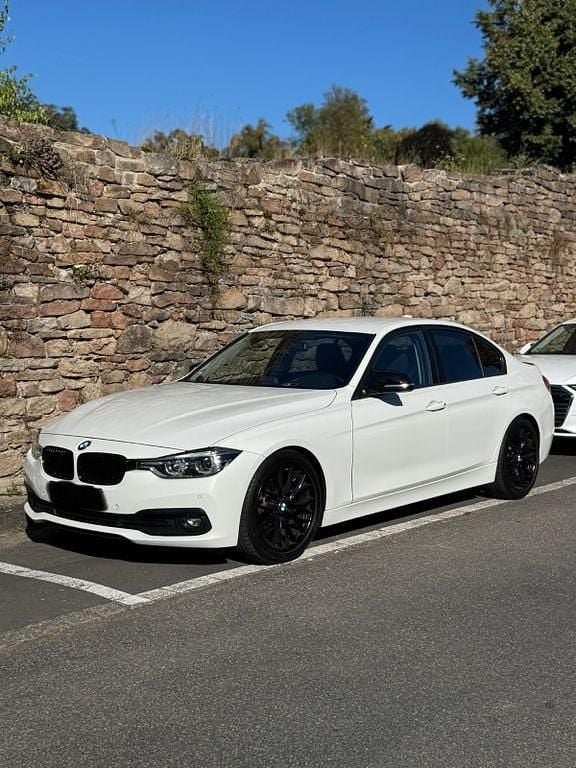 Weiß Gebraucht 2016 BMW 316 Sport Line Limousine | 12.500 € (Fairer Preis) - Bild 1/4