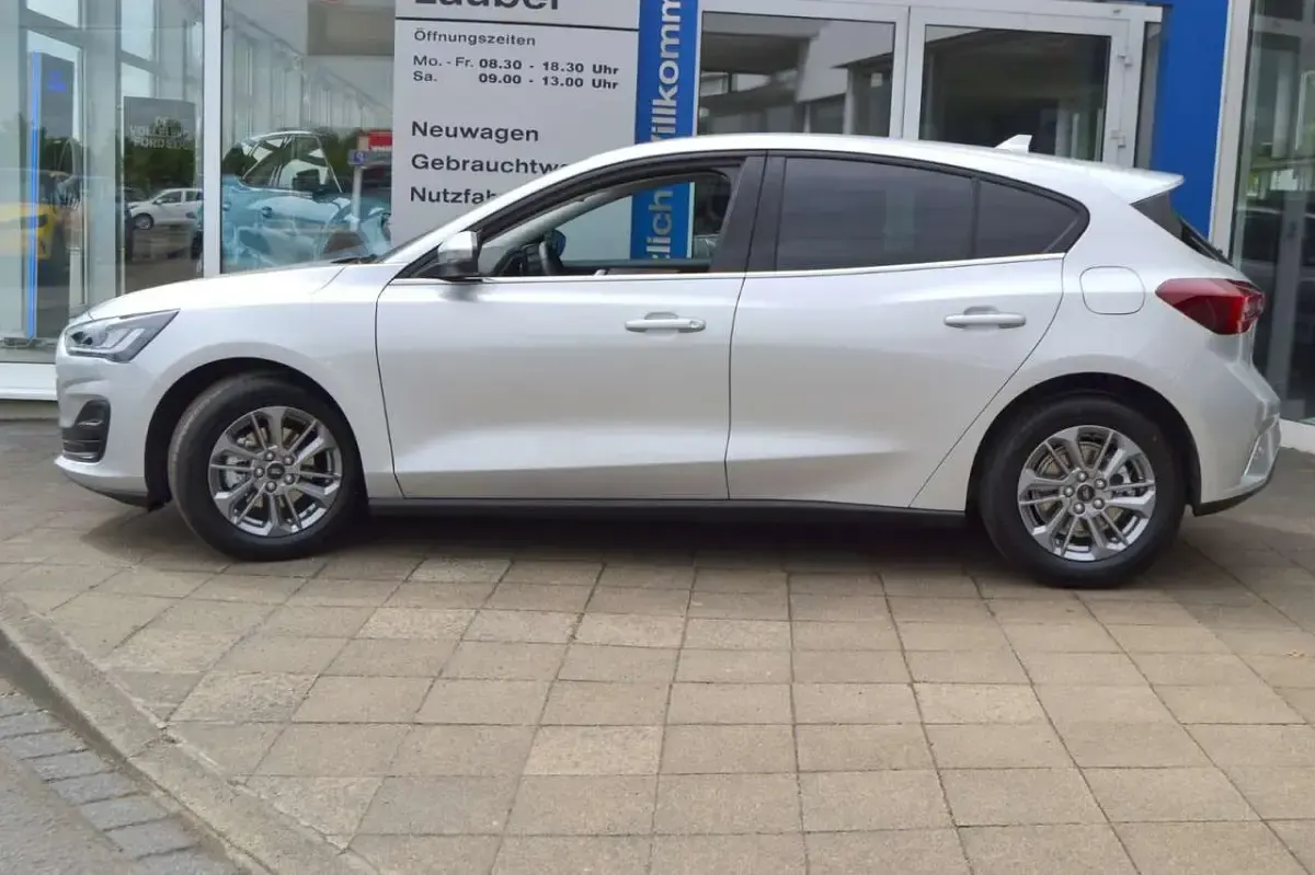 Neu Ford Focus Titanium 125 PS (91 kW) 2025 Moondust silver Limousine