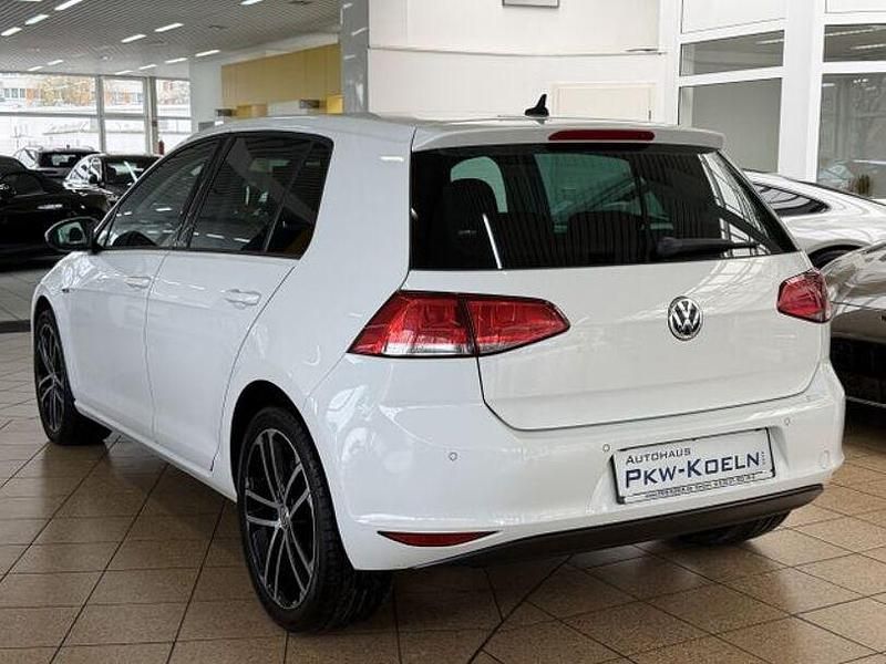 Gebraucht VW Golf VII LOUNGE 86 PS (63 kW) 2015 Weiß Limousine