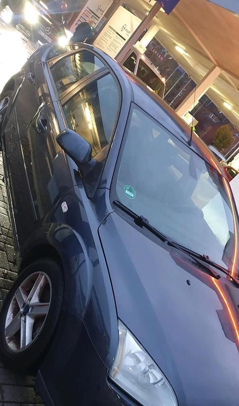 Grau Gebraucht 2007 Ford Focus Limousine | 3.000 € (Teuer) - Bild 1/4