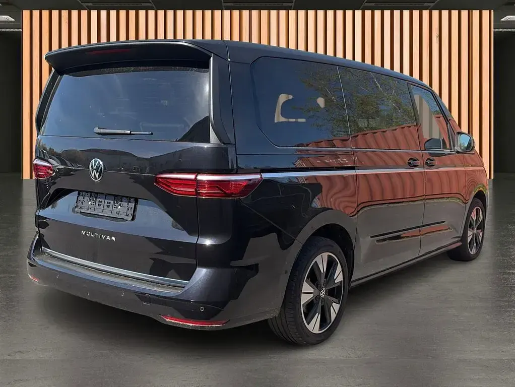 Używany VW T7 Style 150 KM (110 kW) 2025 Czarny Van