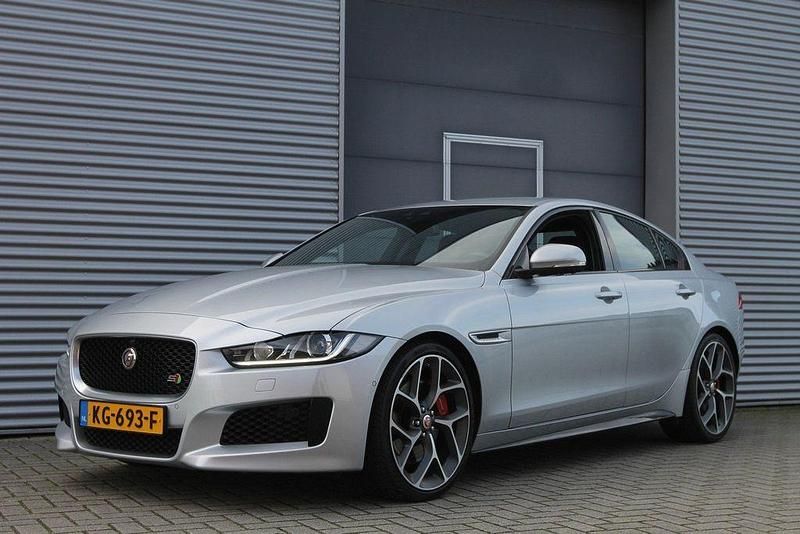 Silber Gebraucht 2015 Jaguar XE S Limousine | 28.999 € (Teuer) - Bild 1/4