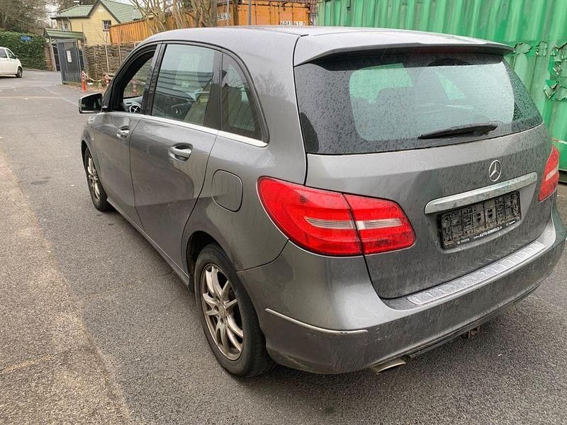 Gebraucht Mercedes B180 109 PS (80 kW) 2012 Grau Van / Kleinbus